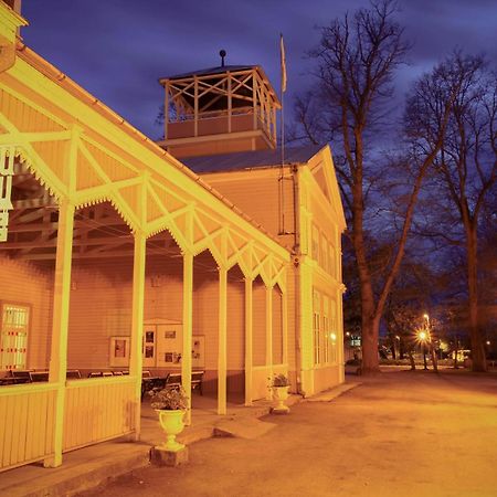 Kuursaal Guesthouse Курессааре Экстерьер фото